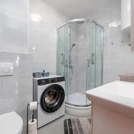 Matea With Terrace 아파트 *